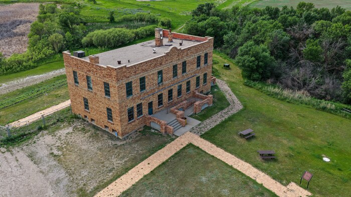 L'ancien dortoir des employés de la briqueterie de Claybank, en Saskatchewan, en juillet 2026.