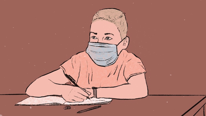 Illustration d'un garçon appuyé sur un pupitre d'école pendant un cours. Il porte un masque chirurgical.