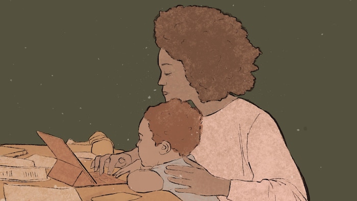 Illustration d'une femme avec son bébé sur ses genoux alors qu'elle travaille à l'ordinateur sur un bureau encombré.