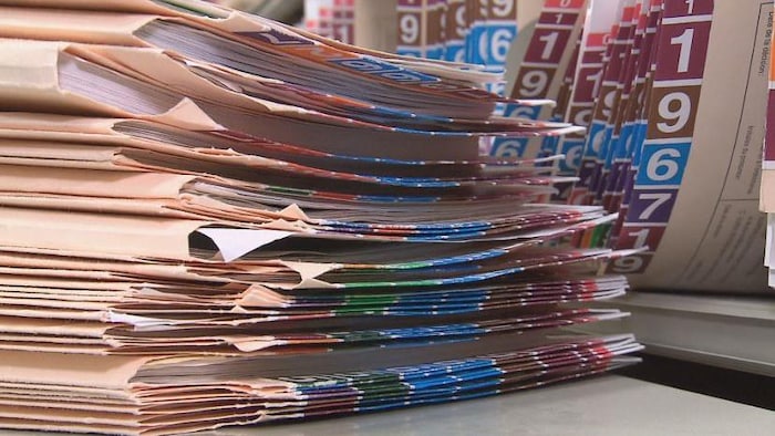 Les documents papier s'accumulent dans nos palais de justice et engorgent le système judiciaire. Québec veut y mettre fin.