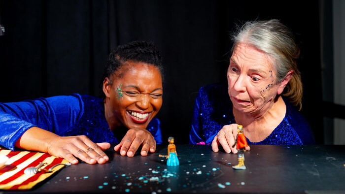 Thérèse Champagne et Ghislaine Doté, deux comédiennes, jouent sur scène.