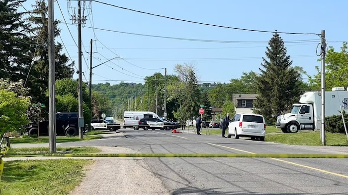 Un dispositif policier sur une route.