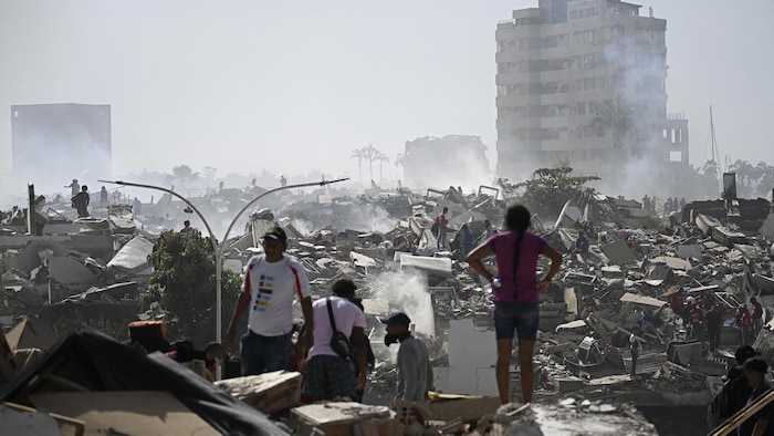 Des bénévoles cherchent de possibles survivants dans des décombres à La Guaira.