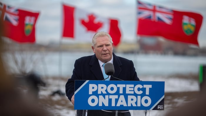 Doug Ford lors du lancement de sa campagne électorale devant le pont Ambassador à Windsor.