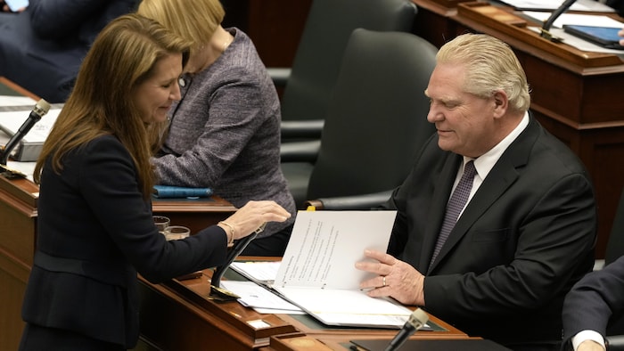 Caroline Mulroney parle à Doug Ford dans l'Assemblée législative de l'Ontario. 