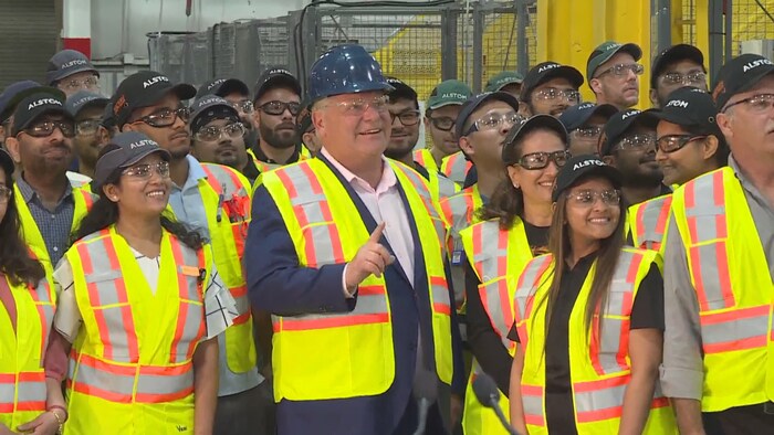 Doug Ford entouré de travailleurs lors de la visite d'une usine pendant la campagne.