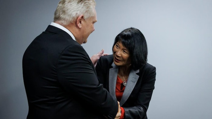 Olivia Chow et Doug Ford se serrent la main.