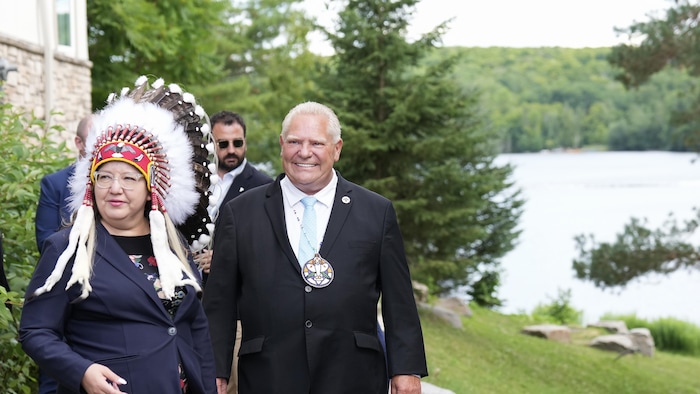 La chef nationale de l'Assemblée des Premières Nations, Cindy Woodhouse Nepinak (à gauche), discute avec le premier ministre de l'Ontario, Doug Ford, lors de la réunion des premiers ministres du Canada au Deerhurst Resort, à Huntsville (Ontario), le lundi 21 juillet 2025.