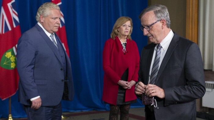 Le premier ministre Doug Ford, la ministre Christine Elliott et le Dr David Williams lors d'une conférence de presse.