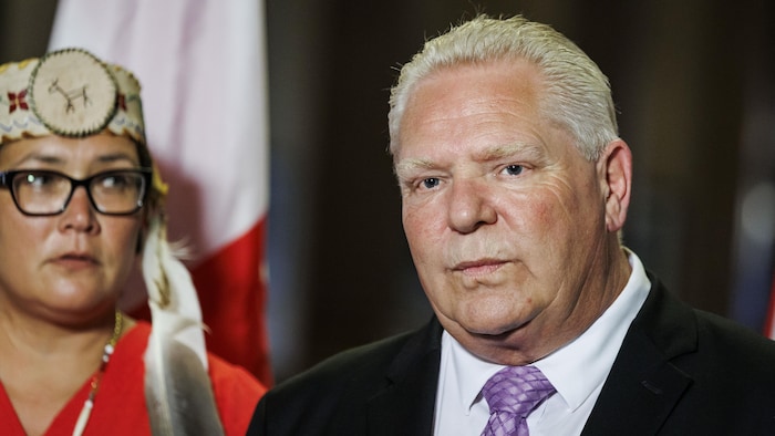 Linda Debassige et Doug Ford en constituent   de presse.