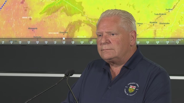 Le premier ministre Doug Ford a fait le point sur les feux de forêt devant les médias vendredi.