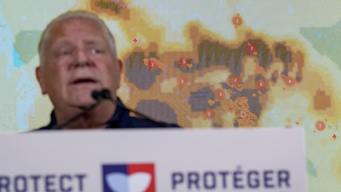 Doug Ford fait le point sur la situation des feux de forêt dans le Nord de l'Ontario lors d'une conférence de presse tenue au quartier général de la gestion des urgences de l'Ontario, à Toronto, le 17 juillet 2026.
