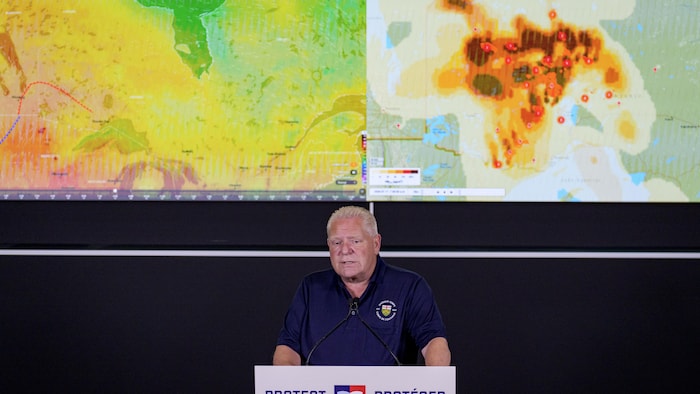 Le premier ministre Doug Ford fait le point sur la situation des feux de forêt dans le nord de l'Ontario lors d'une conférence de presse tenue au quartier général de la gestion des urgences de l'Ontario, à Toronto, le 17 juillet 2026.