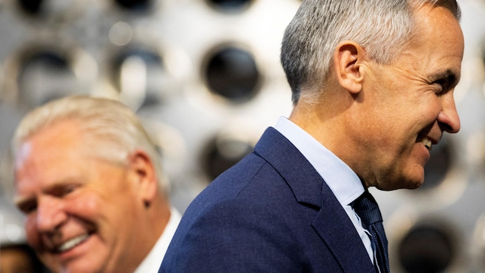 Le premier ministre du Canada, Mark Carney, et le premier ministre de l'Ontario, Doug Ford, lors d'une conférence de presse conjointe à Darlington le 23 octobre 2025. 