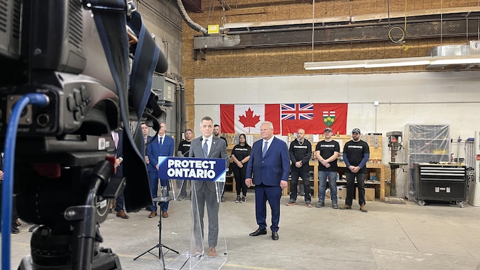 Le maire d'Ottawa, Mark Sutcliffe, en conférence de presse avec le premier ministre de l'Ontario Doug Ford.