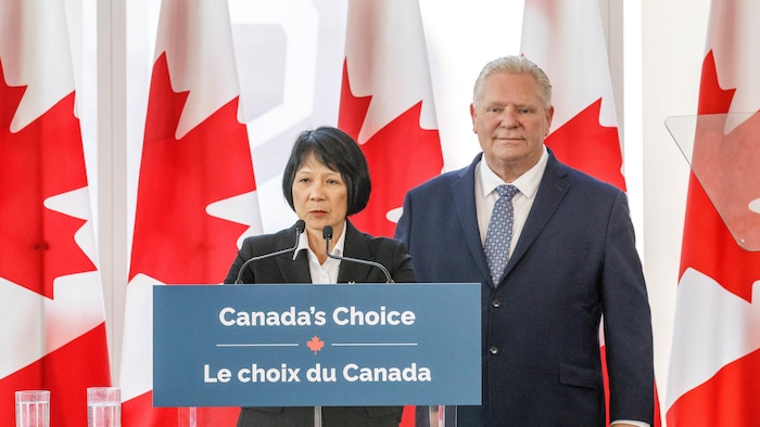Olivia Chow et Doug Ford se tiennent derrière un lutrin.
