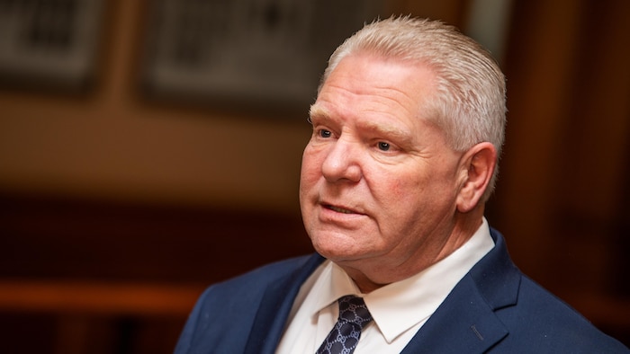 Doug Ford en constituent   de presse.