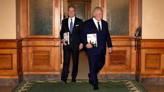 Doug Ford et Peter Bethlenfalvy avant la présentation du budget 2026 de l'Ontario à Queen’s Park à Toronto le 26 mars 2026.