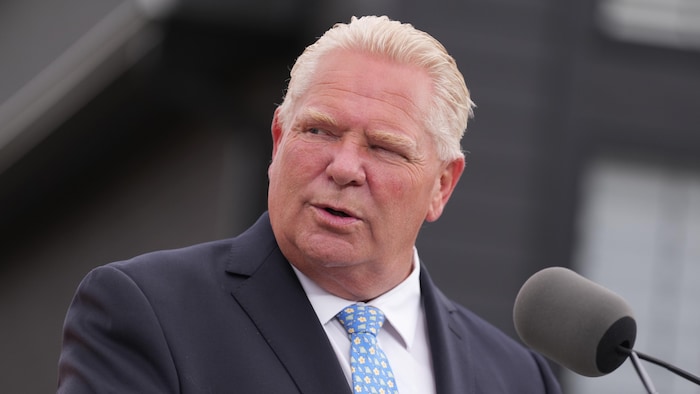 Doug Ford parlant à un lutrin sur un chantier de Hamilton le 24 août 2026.