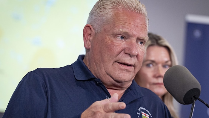 Le premier ministre Doug Ford fait le point sur la situation des feux de forêt dans le nord de l'Ontario lors d'une conférence de presse tenue au quartier général de la gestion des urgences de l'Ontario, à Toronto, le 20 juillet 2026.