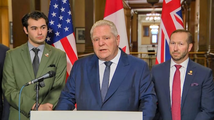 Doug Ford lors d’une mêlée de presse le 13 janvier 2026 à Queen’s Park, en compagnie de représentants de l’État américain du Michigan.