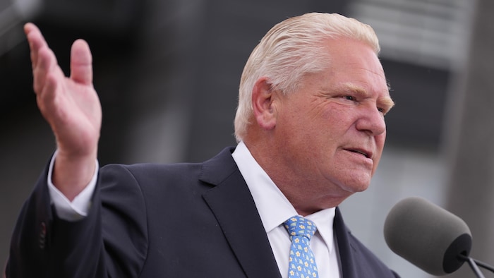 Doug Ford parlant à un lutrin sur un chantier de Hamilton le 24 août 2026.