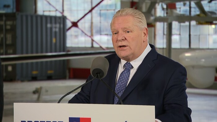 Doug Ford en point de presse à l’aéroport Billy Bishop de Toronto, le 23 mars 2026.