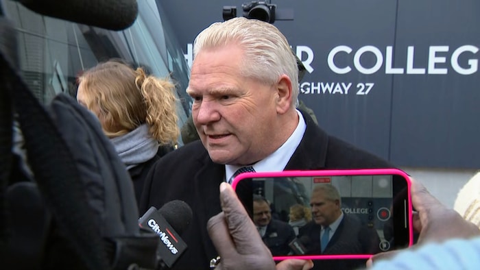 Doug Ford en mêlée de presse à Toronto, le 5 décembre 2025.