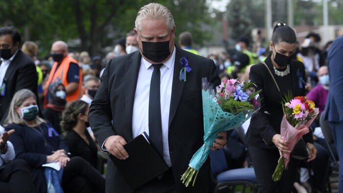 安大略省省长道格·福特在悼念集会上献花，以悼念伦敦袭击事件的遇难者。
