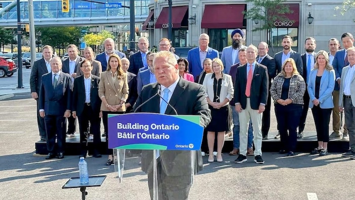 Doug Ford en conférence de presse avec ses députés.