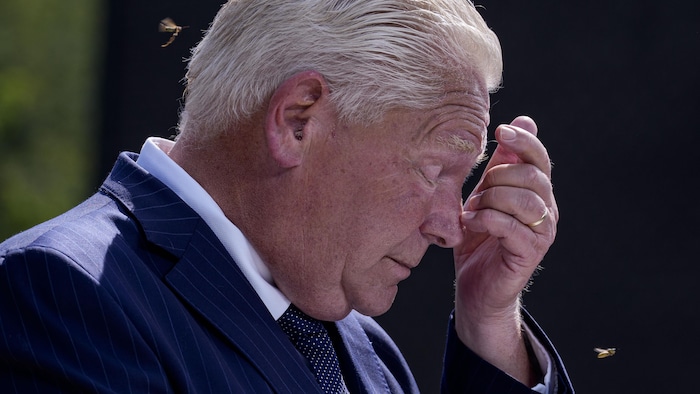 Doug Ford chasse d’une main une guêpe lors d’une annonce concernant le logement à Vaughan, en Ontario, le 26 août 2026.