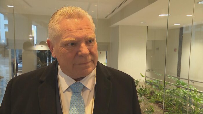 Doug Ford écoute une question.