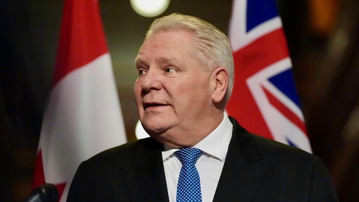 Doug Ford regarde vers sa droite durant un point de presse.