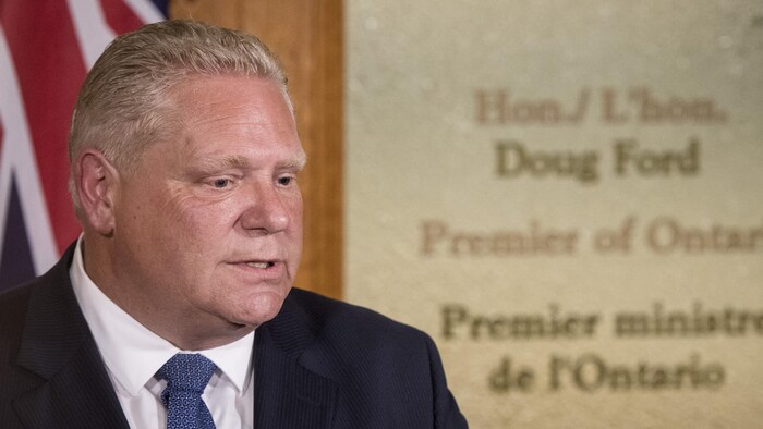 Doug Ford en point de presse devant la porte de son bureau à Queen's Park.