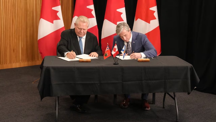 Doug Ford et Tim Houston signent une entente.