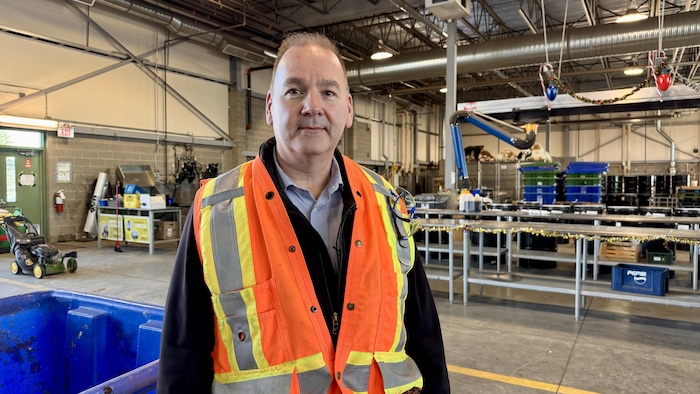 Un homme dans un centre de recyclage à Edmonton.