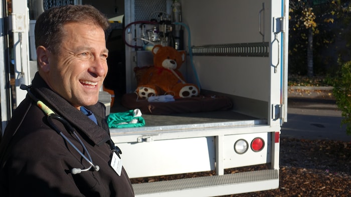 Le vétérinaire Doug Whiteside devant l'ambulance animalière du zoo de Calgary.