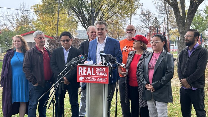 Dougald Lamont et des candidats du Parti libéral du Manitoba s'adressent aux médias au parc Boyd, à Winnipeg, le 1er octobre 2023.
