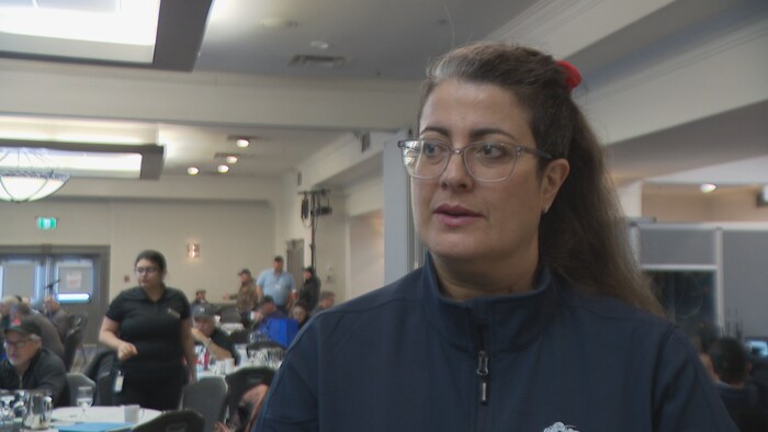 Dounia Daoud répond aux questions d'un journaliste.