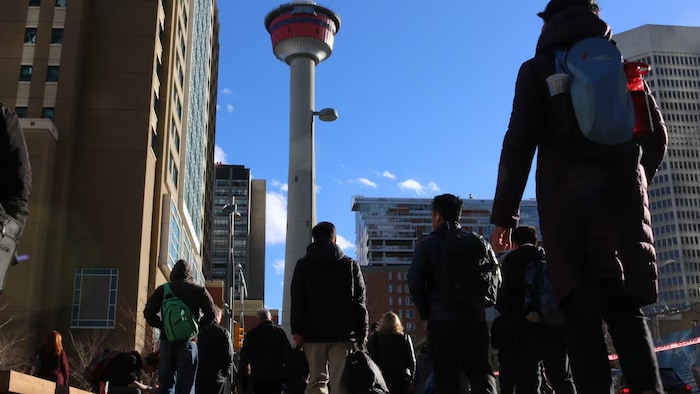 Des gens marchent au centre-ville de Calgary.