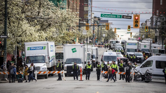 Des employés municipaux et des policiers à Vancouver.