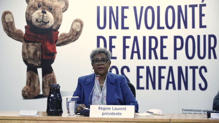 La présidente de la Commission spéciale sur les droits des enfants et la protection de la jeunesse, Régine Laurent, en conférence de presse.