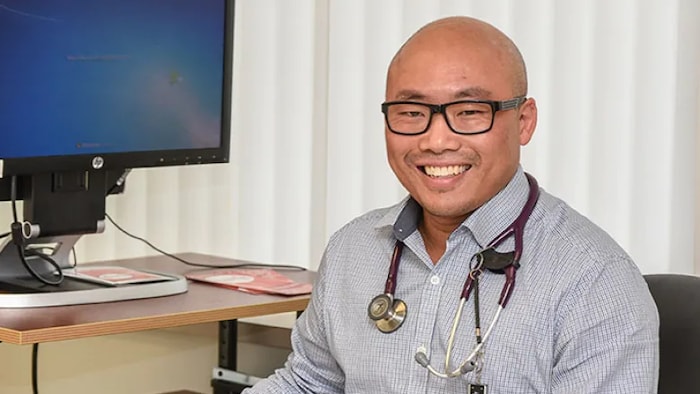 Alex Wong, médico especialista en enfermedades infecciosas del Hospital General de Regina.