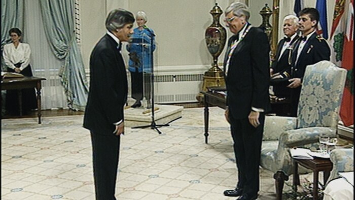 Le Dr Barwin lors de la cérémonie de l'Ordre du Canada en 1997.