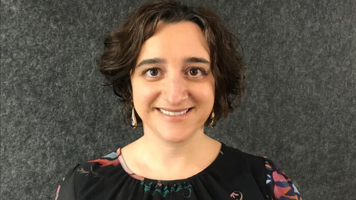 Dr Cora Constantinescu souriant à la caméra