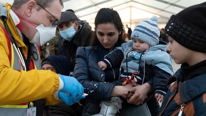 加拿大醫療救助隊 (CMAT) 在波蘭-烏克蘭邊境設立了一個流動診所，幫助烏克蘭難民。