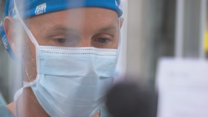 Un médecin.