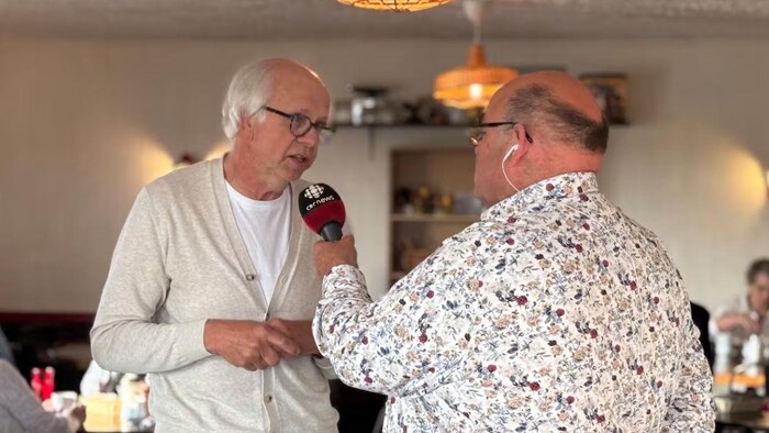 Le Dr Hendrik Visser en entrevue avec un journaliste de CBC.