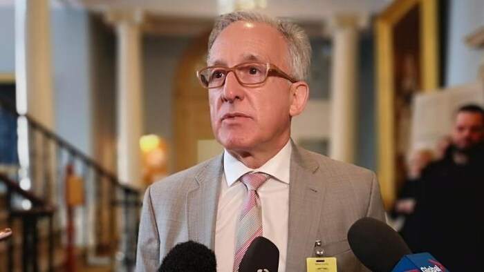 Le Dr Kevin Orrell, sous-ministre et directeur général du Bureau de recrutement des professionnels de la santé, lors d'une conférence de presse.