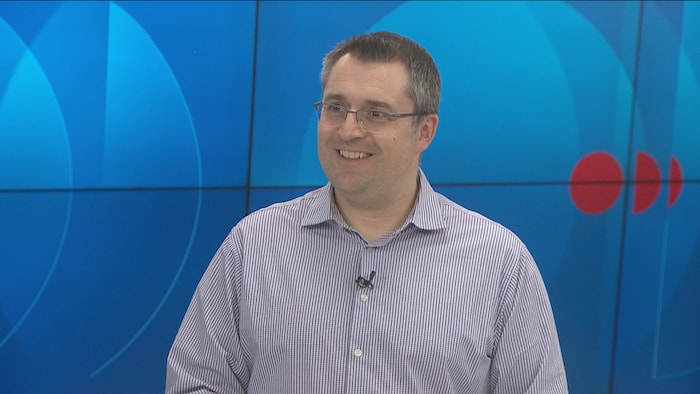 Le Dr Rémi LeBlanc en entrevue sur le plateau du Téléjournal Acadie.